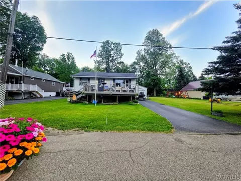 879 Triangle Dr, Hanover, NY 14081