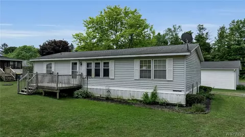 41 Sunset Ln, Yorkshire, NY 14173