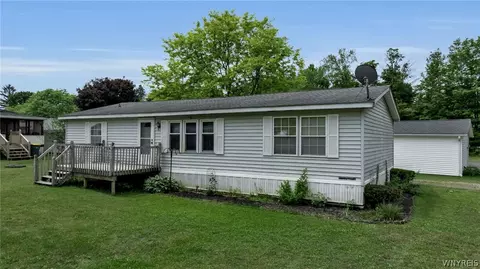 41 Sunset Ln, Yorkshire, NY 14173