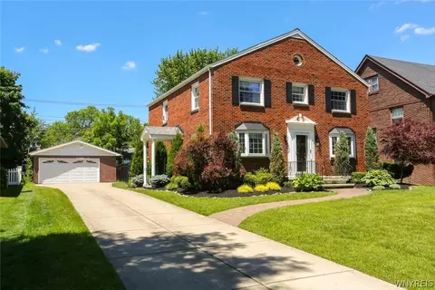 99 Darwin Dr, Amherst, NY 14226