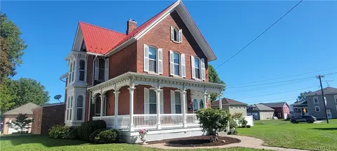 37 State St, Royalton, NY 14105