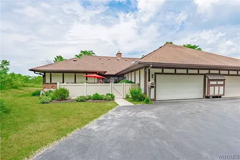 12 Gothic Ln, Lockport, NY 14094