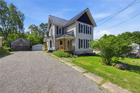 105 Garfield St, Holland, NY 14080