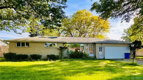 37 Brian Ln, West Seneca, NY 14224