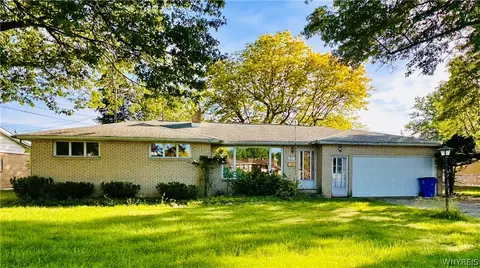 37 Brian Ln, West Seneca, NY 14224