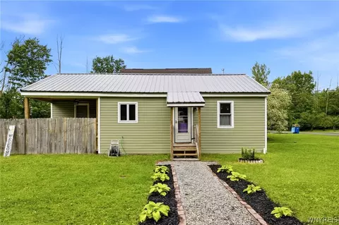 9686 Lenox St, Evans, NY 14006