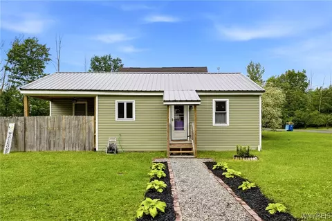 9686 Lenox St, Evans, NY 14006