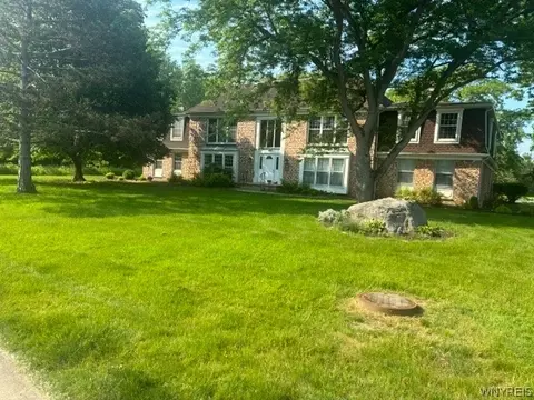 100 Carriage Dr #7, Orchard Park, NY 14127