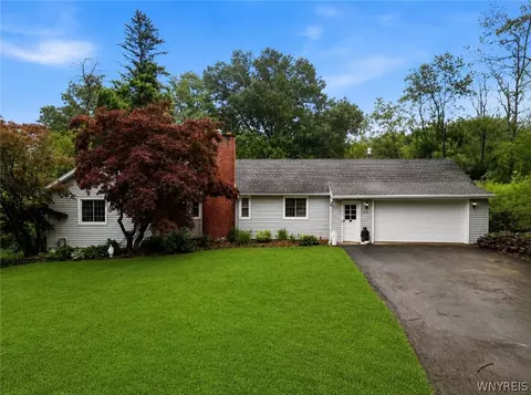 2077 Blakeley Rd, Aurora, NY 14052