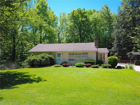 6570 Hillside Dr, Orchard Park, NY 14127