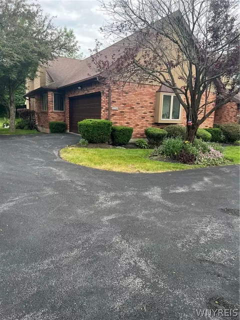 5230 Paddock Ln, Lewiston, NY 14092