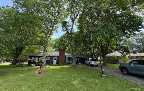 18 Woodline Dr, Penfield, NY 14526
