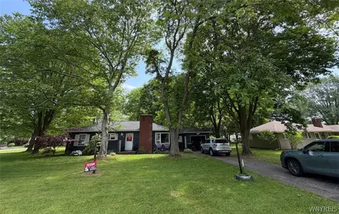 18 Woodline Dr, Penfield, NY 14526