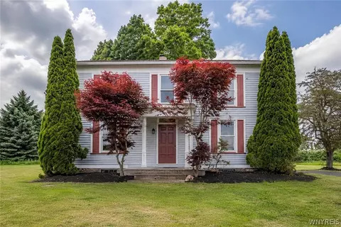 9380 Warsaw Rd, Le Roy, NY 14482