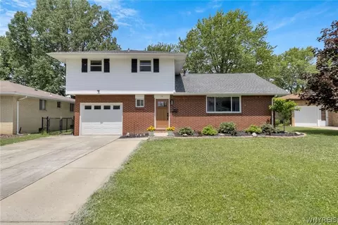 10 Laurelton Dr, West Seneca, NY 14224