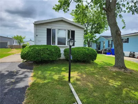 442 Chestnut Dr, Lockport, NY 14094