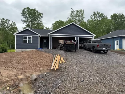 65 Fieldcrest Dr, Pembroke, NY 14026