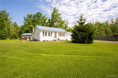 9578 Maplewood St, Evans, NY 14006