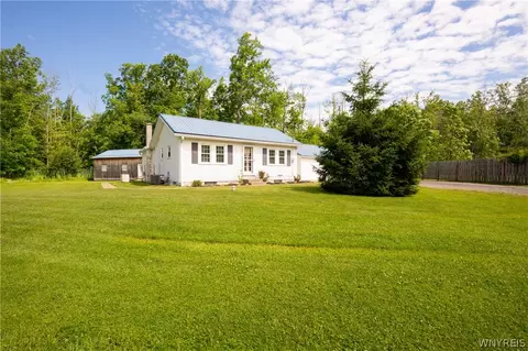 9578 Maplewood St, Evans, NY 14006