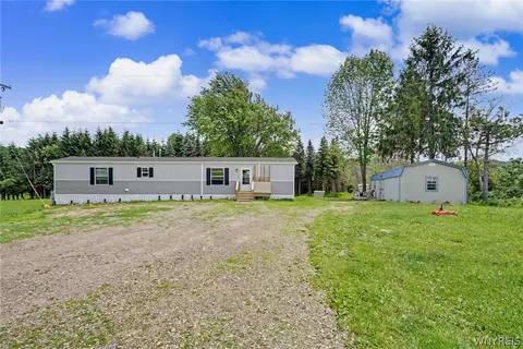 2011 Edmunds Rd, Freedom, NY 14065