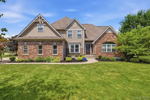 677 Sara Ct, Lewiston, NY 14092