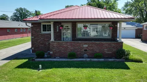 689 78th St, Niagara Falls, NY 14304