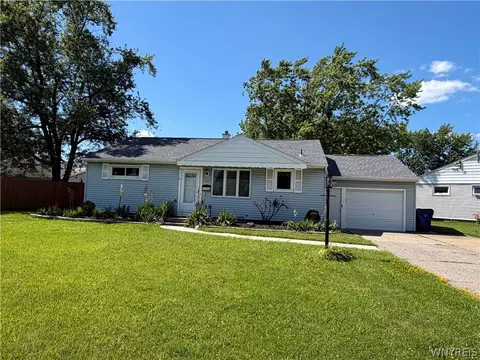 22 Castle Ct, Amherst, NY 14226