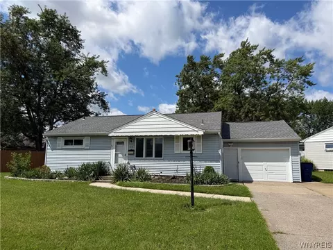 22 Castle Ct, Amherst, NY 14226