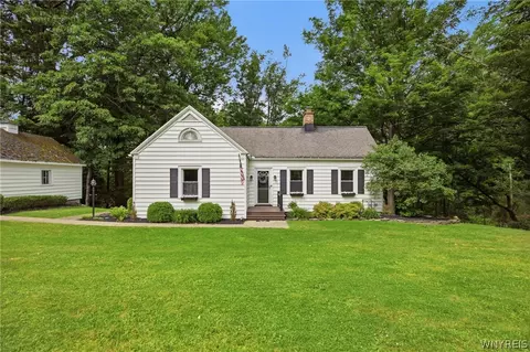260 Girdle Rd, East Aurora, NY 14052