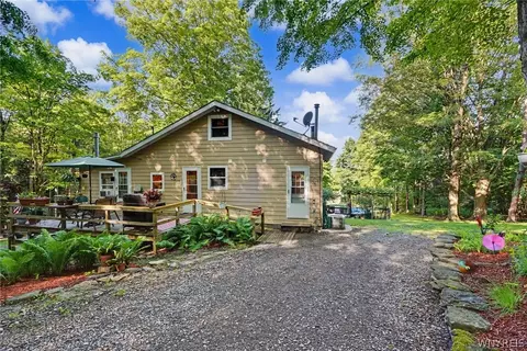 9371 S Protection Rd, Holland, NY 14080