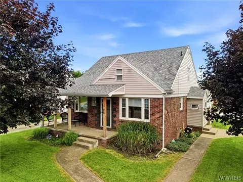 86 E Milnor Ave, Lackawanna, NY 14218