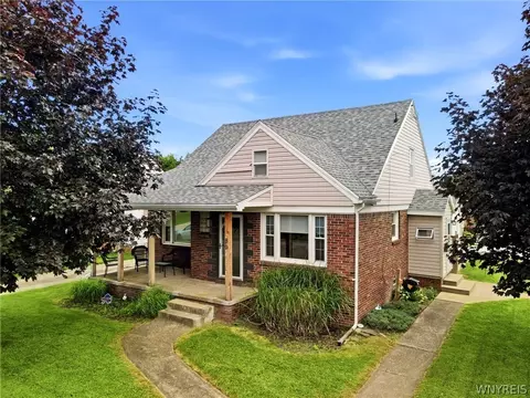 86 E Milnor Ave, Lackawanna, NY 14218
