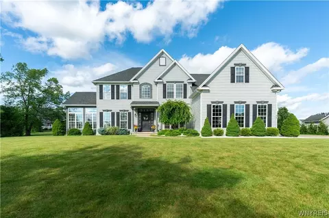17 Graystone Ln, Orchard Park, NY 14127