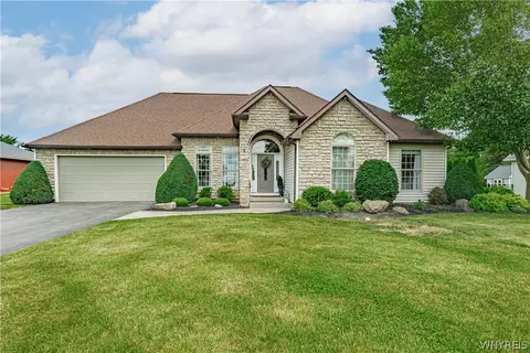 4899 Beach Ridge Rd, Pendleton, NY 14094