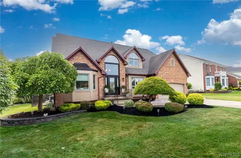 5521 Country Club Ln, Hamburg, NY 14075