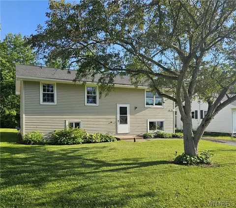 703 Beach Rd, Evans, NY 14006