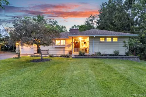 67 Castle Hill Rd, Aurora, NY 14052