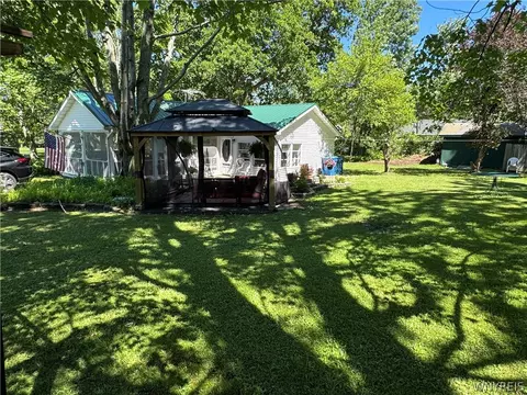 96 Chestnut Ln, Evans, NY 14006