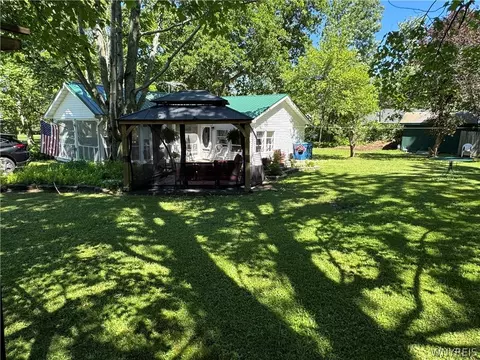 96 Chestnut Ln, Evans, NY 14006