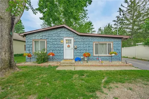 1 Royal Ln, Lockport, NY 14094