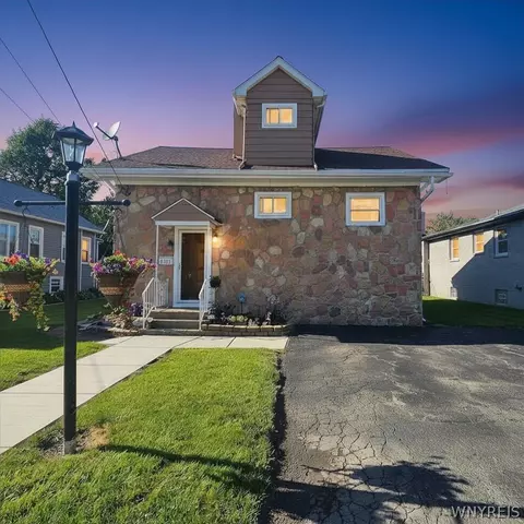 8150 W Rivershore Dr, Niagara Falls, NY 14304
