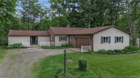 997 Sweet Rd, Aurora, NY 14052