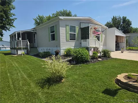260 Sunset Dr, Clarendon, NY 14429
