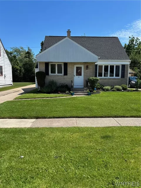 82 Cathedral Ln, Cheektowaga, NY 14225