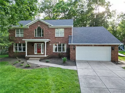 200 Deerwood Ln, Grand Island, NY 14072