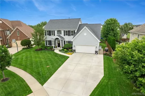 11 Heathrow Ct, Lancaster, NY 14086