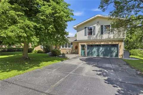12 Beverly Dr, Evans, NY 14006