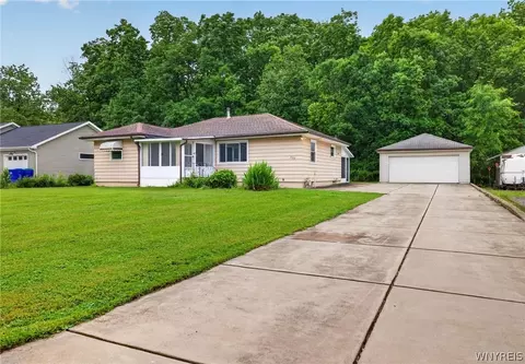 6134 Dover Rd, Lake View, NY 14085