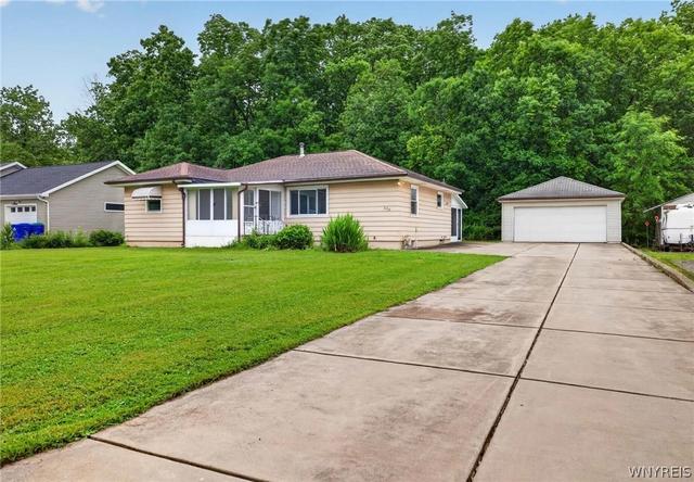 6134 Dover Rd, Lake View, NY 14085