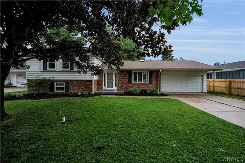 38 Sandhurst Ln, Amherst, NY 14221